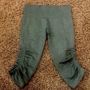 Lululemon cropped leggings in the flow army olive green size 6